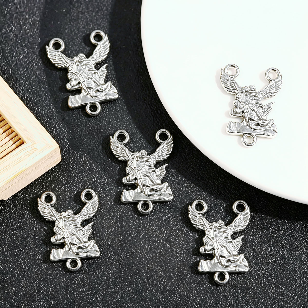 20 قطعة من قلادات سانت مايكل،  - مراجعة Jewelry Making Michaels وسعره